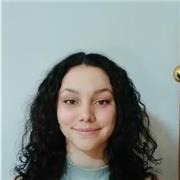 Profesora con el First Certificated puesta para enseñar a niños y adolescentes